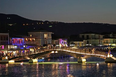 Lefkas, Yunanistan, 13 Temmuz 2018, Lefkas şehrinin köprülü akşam manzarası