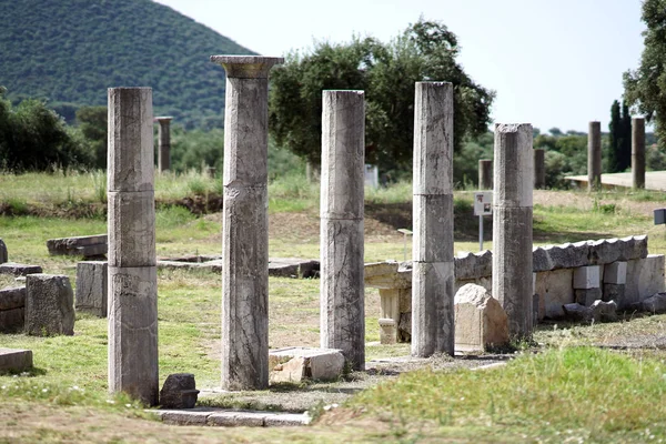 Detalles de columnas en el antiguo sitio arqueológico de Messini, en el sur del Peloponeso —  Fotos de Stock
