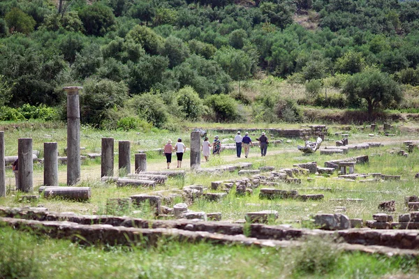 Messini, Peloponnesos, Griekenland, 22 juli 2018, toeristen o bezoek de archeologische site — Stockfoto