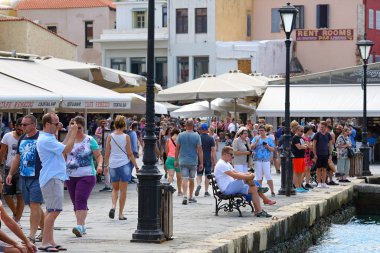 Hanya, Girit, 01 Ekim 2018, Xania şehrinin tarihi merkezinde dolaşan turistler