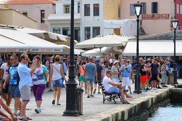 Hanya, Girit, 01 Ekim 2018, Xania şehrinin tarihi merkezinde dolaşan turistler