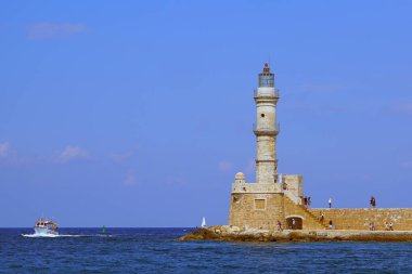 Hanya, Girit, 01 Ekim 2018, Deniz Feneri ve Hanya limanında bir tekne görünümü