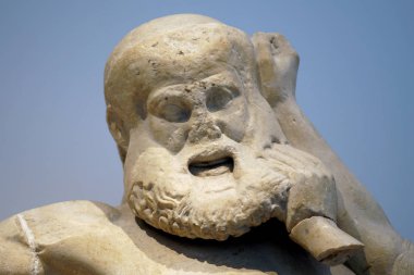 Olympia arkeoloji sahasındaki bir heykeli kapatın.