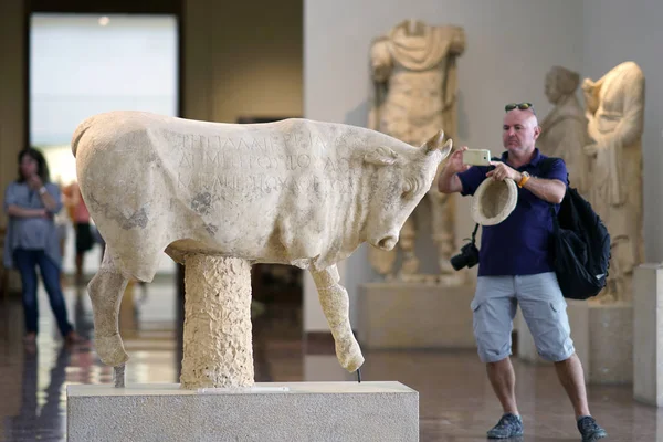 Olympia, Grecia, 17 luglio 2018, Un turista fotografa i reperti archeologici nel museo — Foto Stock