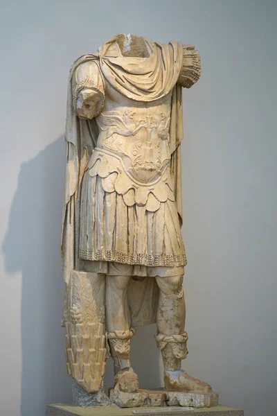 Statua dell'imperatore romano Adriano nel sito archeologico di Olimpia — Foto Stock