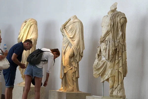 Olympia, Grecia, 17 luglio 2018, Turisti da tutto il mondo visitano i reperti archeologici nel museo — Foto Stock