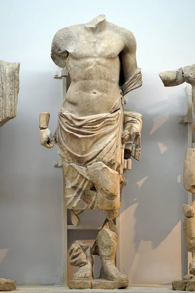 Statue eines Mannes mit nacktem Oberkörper in der archäologischen Stätte von Olympia — Stockfoto