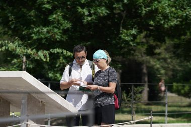 Olympia, Yunanistan, 17 Temmuz 2018 Olympia arkeolojik alanını ziyaret eden turistler