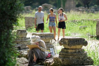 Olympia, Yunanistan, 17 Temmuz 2018 Olympia arkeolojik alanında güneşin altında çalışan arkeolog