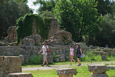 Olympia, Yunanistan, 17 Temmuz 2018 Olympia arkeolojik alanını ziyaret eden turistler