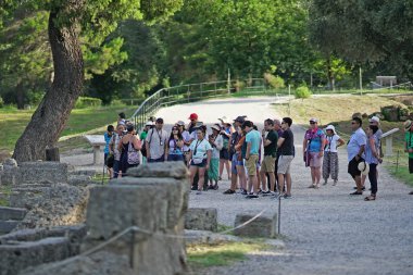 Olympia, Yunanistan, 17 Temmuz 2018, Çeşitli Milletlerden Turistler eşliğinde bir rehber eşliğinde Olympia arkeolojik alanını ziyaret