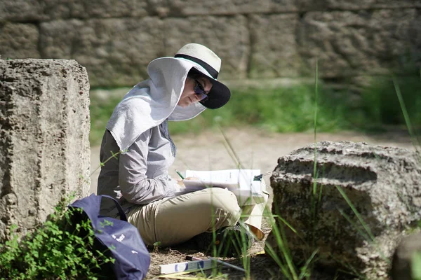 Olympia, Grecia, 17 luglio 2018 Archeologo al lavoro sotto il sole nel sito archeologico di Olympia — Foto Stock