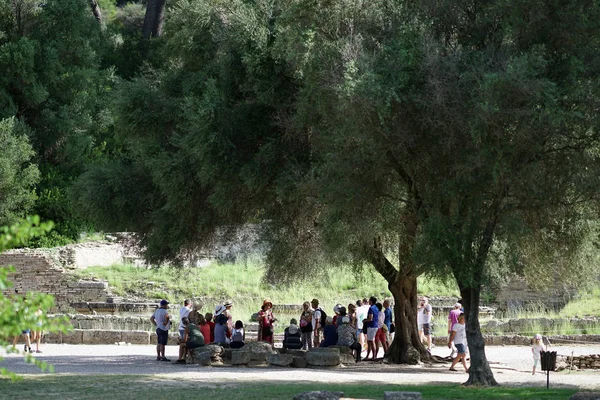 Olympia, Grèce, 17 juillet 2018 Un groupe de touristes se reposent à l'ombre sur le site archéologique d'Olympia — Photo