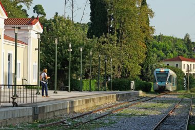 Yunanistan'ın Olympia kentinde 17 Temmuz 2018'de Olympia'nın küçük tren istasyonuna bir tren geldi