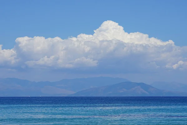 背景にイグメニツァの山々とコルフの海の美しいパノラマ — ストック写真