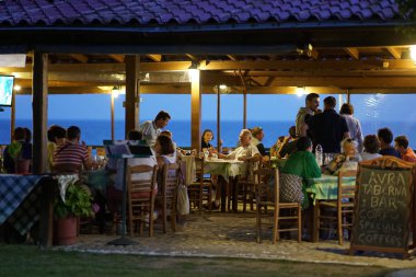 Prasoudi, Korfu, Yunanistan Temmuz 2018 Taverna deniz lokantaları dolu