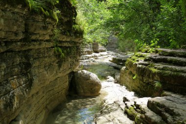 Papingo Kaya Havuzları, nehir tarafından oluşturulan birçok güzel gölettir.