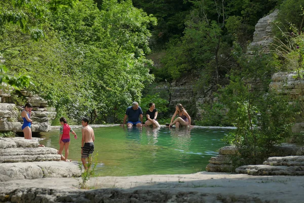 Papigo, Řecko, 24. června 2019, Papingo Rock bazény, je mnoho krásných rybníků tvořených řekou — Stock fotografie