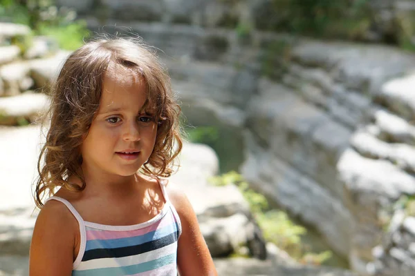 Krásná 4 letá dívka v krásné scenérii papingo Rock bazény — Stock fotografie