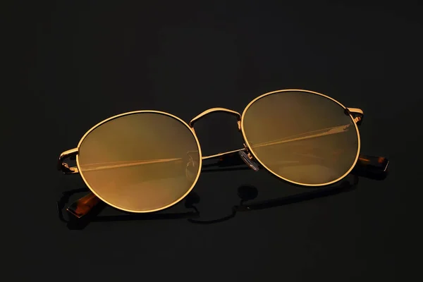 Óculos Espelhados Ensolarados Fundo Preto Isolados — Fotografia de Stock