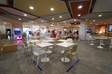 Lecce, İtalya, 27 Mayıs 2020. Covid-19 virüsüyle mücadele için hükümet hükümleri gereğince koltukları aralıklı bir alışveriş merkezi.