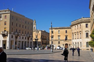Lecce, İtalya 22 Mayıs 2020 Saint Oronzo Meydanı panoramik manzarası Covid-19 pandemisi nedeniyle birkaç kişi ile