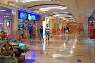 Lecce, İtalya, 27 Mayıs 2020, Covid-19 virüsüyle mücadele için hükümet hükümleri gereğince koltukları sosyal mesafelere ayrılmış bir alışveriş merkezinin içi