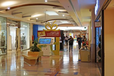 Lecce, İtalya, 27 Mayıs 2020, Covid-19 virüsüyle mücadele için hükümet hükümleri gereğince koltukları sosyal mesafelere ayrılmış bir alışveriş merkezinin içi