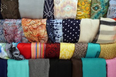 Yunanistan 'da Korfu' da bir butikte sergilenen renkli eşarplar