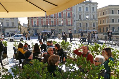 Lecce, İtalya, 23 Aralık 2018 Noel 'den birkaç gün önce Güney İtalya' nın tarihi merkezinde bulunan Santa Santa Oronzo Meydanı manzaralı.