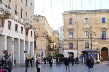 Lecce, İtalya, 23 Aralık 2018 Noel 'den birkaç gün önce Güney İtalya' nın tarihi merkezinde bulunan Santa Santa Oronzo Meydanı manzaralı.