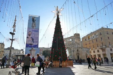 Lecce, İtalya, 23 Aralık 2018 Noel 'den birkaç gün önce Güney İtalya' nın tarihi merkezinde bulunan Santa Santa Oronzo Meydanı manzaralı.