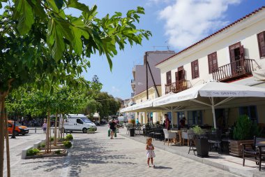 Pilos, Yunanistan, 23 Temmuz 2018. Güney Peloponez 'in tarihi merkezindeki bir meydanın manzarası