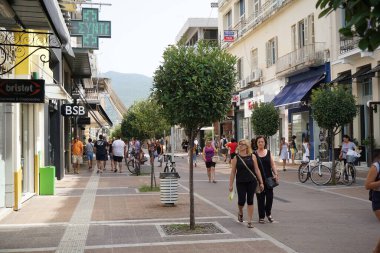 Kalamata, Yunanistan, 23 Temmuz 2018. Güney Peloponez 'in tarihi merkezindeki bir meydanın manzarası