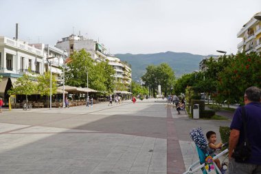Kalamata, Yunanistan, 23 Temmuz 2018. Güney Peloponez 'in tarihi merkezindeki bir meydanın manzarası