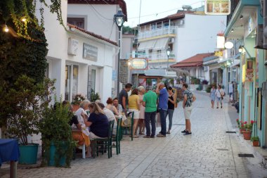 Finikounda, Yunanistan, 19 Temmuz 2018 Güney Mora 'da yerel halk ve turistlerin aileleri ile yaz mevsiminin tipik bir görüntüsü.