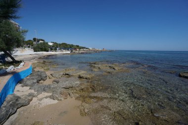 Casalabate, Lecce, İtalya 28 Haziran 2020 Panoramik deniz manzarası ve Casalabate Nord gezinti güvertesi