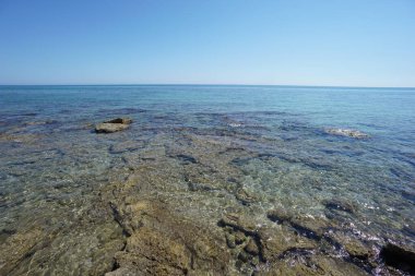 Casalabate, Lecce, İtalya 'da uçurumlu kristal berrak deniz