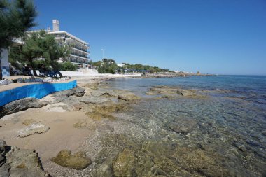 Casalabate, Lecce, İtalya 28 Haziran 2020 Panoramik deniz manzarası ve Casalabate Nord gezinti güvertesi