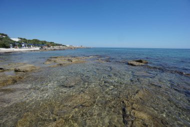 Casalabate, Lecce, İtalya 28 Haziran 2020 Panoramik deniz manzarası ve Casalabate Nord gezinti güvertesi