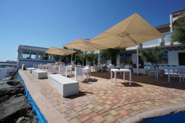 Casalabate, Lecce, İtalya. 28 Haziran 2020. Bar restoranı. Kuzey Casalabate 'de masalar ayrılmış.