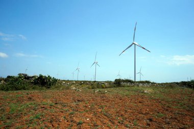 Surbo, Lecce, İtalya 4 Temmuz 2020 Yeşil elektrik üretimi için yeni rüzgar çiftlikleri
