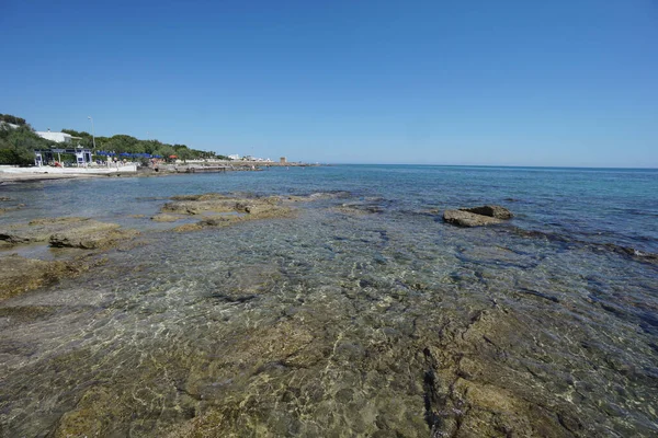 Casalabate, Lecce, İtalya 28 Haziran 2020 Panoramik deniz manzarası ve Casalabate Nord gezinti güvertesi