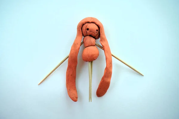 5歳の少女が作ったプラスチック製の人形を作り — ストック写真