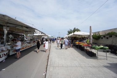 Casalabate, İtalya 5 Temmuz 2020 Güney Iitalia 'da geleneksel bir pazar manzarası