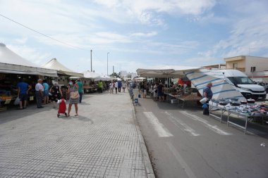 Casalabate, İtalya 5 Temmuz 2020 Güney Iitalia 'da geleneksel bir pazar manzarası