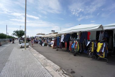 Casalabate, İtalya 5 Temmuz 2020 Güney Iitalia 'da geleneksel bir pazar manzarası