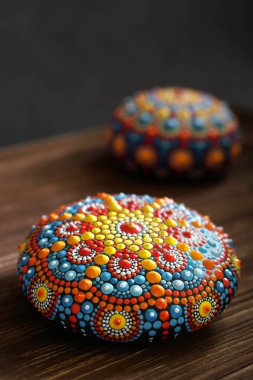 Tahta arka planda güzel mandala kayaları, izole edilmiş.