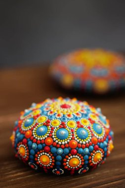 Tahta arka planda güzel mandala kayaları, izole edilmiş.