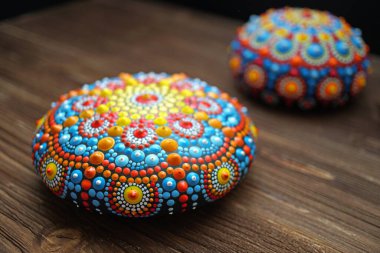 Tahta arka planda güzel mandala kayaları, izole edilmiş.